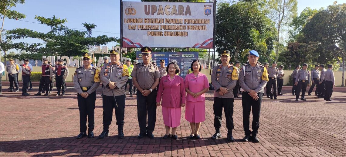 Kapolres Simalungun Pimpin Upacara Kenaikan Pangkat Pengabdian Personel dengan Hikmat Kapolres Simalungun Pimpin Upacara Kenaikan Pangkat Pengabdian Personel dengan Hikmat