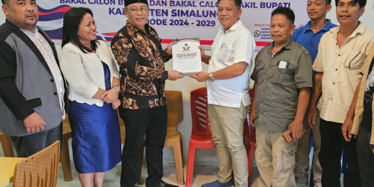 Radiapoh Hasiholan Sinaga Ambil Formulir Pendaftaran Bacalon Bupati Simalungun dari Partai Demokrat dan Perindo