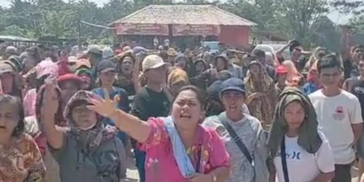 Ribuan Emak Emak Dari Beberapa Desa Di Pancur Batu Dukung Hakim Bebaskan Godol Dari Tuntutan Jaksa seperti Kasus Pegi Setiawan di Cirebon