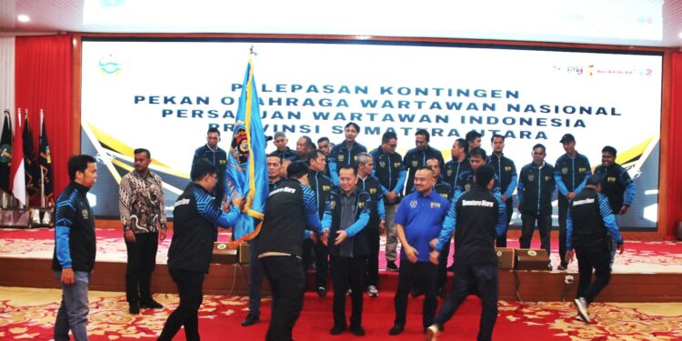 Pj Gubernur Agus Fatoni Lepas Kontingan PWI Sumut ke Porwanas XIV Banjarmasin
