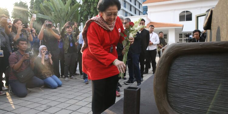 Saksikan Pameran Seni Rupa Karya Dolorosa Sinaga, Megawati Soekarnoputri Letakkan Bunga di Monumen Pembantaian Massal 1965-66