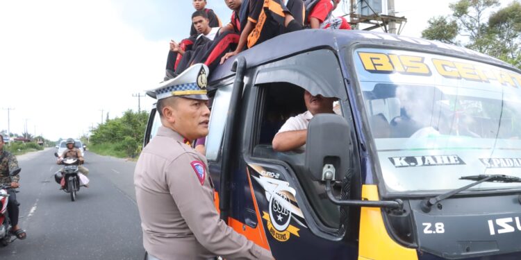 Kasat Lantas Polres Simalungun Gelar Operasi Hunting System, Tilang Supir Angkutan Umum yang Langgar Aturan Kasat Lantas Polres Simalungun Gelar Operasi Hunting System, Tilang Supir Angkutan Umum yang Langgar Aturan