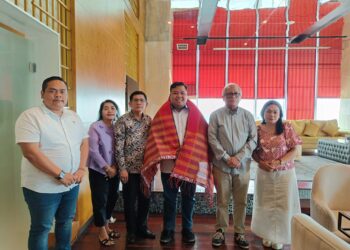 Momen Sakral Pdt DR MH Siburian Letakkan Tangan di Kepala Freddy Situmorang, Doakan Kemenangan untuk Perubahan Samosir