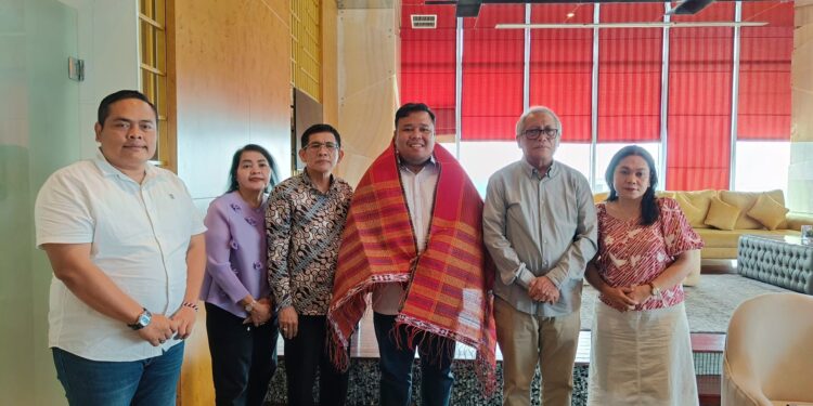 Momen Sakral Pdt DR MH Siburian Letakkan Tangan di Kepala Freddy Situmorang, Doakan Kemenangan untuk Perubahan Samosir Momen Sakral Pdt DR MH Siburian Letakkan Tangan di Kepala Freddy Situmorang, Doakan Kemenangan untuk Perubahan Samosir