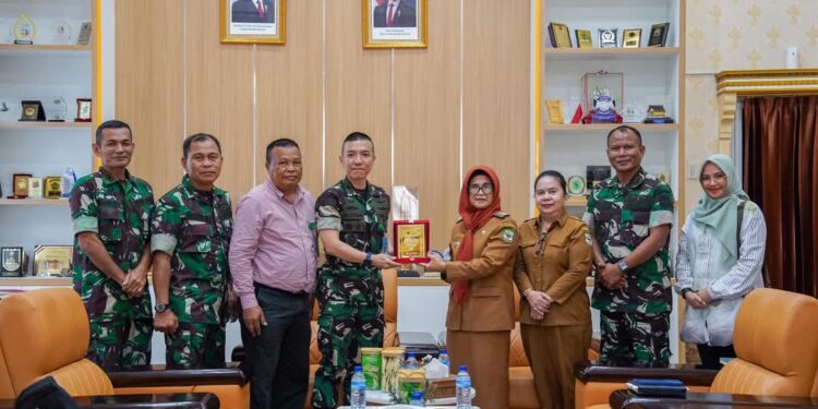 dr Susanti Terima Cenderamata dari Karumkit Tentara Siantar dr Susanti Terima Cenderamata dari Karumkit Tentara Siantar
