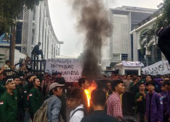 Ratusan Mahasiswa USU dan Unimed Geruduk DPRD Sumut dengan Tema “Indonesia Gelap”