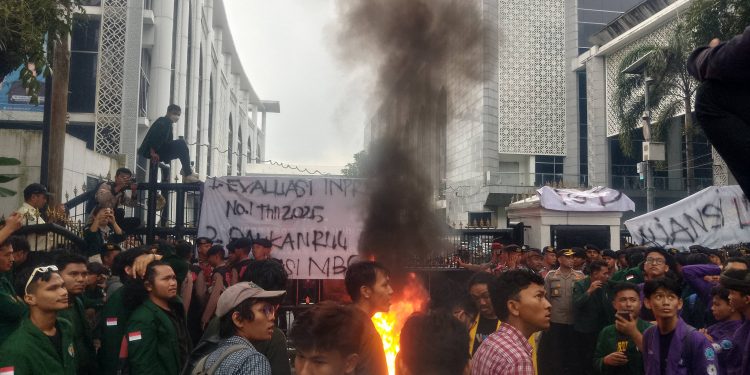 Ratusan Mahasiswa USU dan Unimed Geruduk DPRD Sumut dengan Tema “Indonesia Gelap”