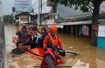 Brimob Polda Metro Jaya Evakuasi Warga Terdampak Banjir di Kalibata