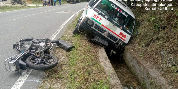 Sepeda Motor Hendro Simanjuntak VS Mobil Nisindo Simanjuntak Tabrakan di Jalan Siantar-Toba
