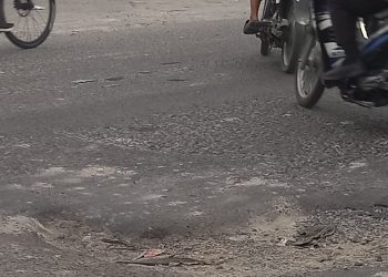 Harap Waspada, Ada Kubangan di Jalan Veteran Labuhan Deli