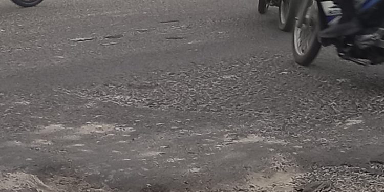 Harap Waspada, Ada Kubangan di Jalan Veteran Labuhan Deli