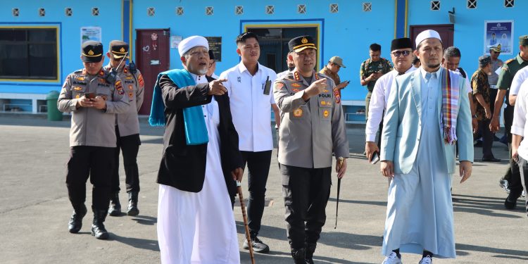 Kapolrestabes Medan Pimpin Upacara di Yayasan Jabal Noor, Ajak Siswa Jauhi Narkoba dan Bullying Kapolrestabes Medan Pimpin Upacara di Yayasan Jabal Noor, Ajak Siswa Jauhi Narkoba dan Bullying