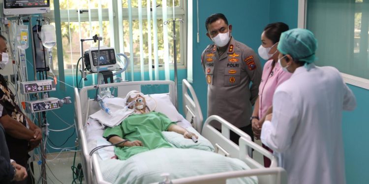 Empati di Tengah Luka,Kapolda Sumut Jenguk Korban yang Tertabrak Polisi