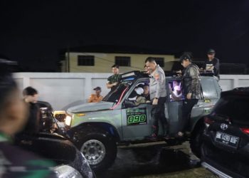 Tembus Banjir Malam Hari, Kapolrestabes Medan Evakuasi Warga Terdampak