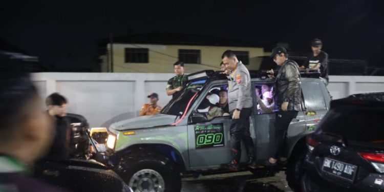 Tembus Banjir Malam Hari, Kapolrestabes Medan Evakuasi Warga Terdampak