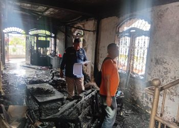 Polsek Siantar Timur Dampingi Tim Labfor Polda Sumut Selidiki Penyebab Kebakaran Rumah di Jalan Udang