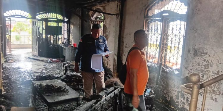 Polsek Siantar Timur Dampingi Tim Labfor Polda Sumut Selidiki Penyebab Kebakaran Rumah di Jalan Udang