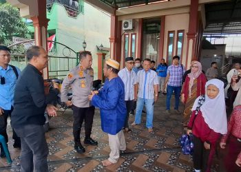 Di Tengah Padatnya Tugas, Kapolrestabes Medan Luangkan Waktu Melayat Ibu Wartawan