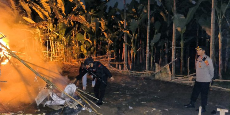 GSN Polsek Sunggal: Barak Narkoba di Lembah Berkah Dirobohkan dan Dibakar GSN Polsek Sunggal: Barak Narkoba di Lembah Berkah Dirobohkan dan Dibakar