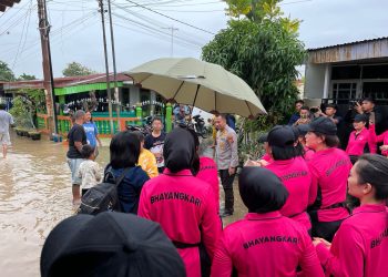 Bhayangkari Sumut dan Kota Medan Hadir di Tengah Personel yang Jadi Korban Banjir Asrama Pasar Merah