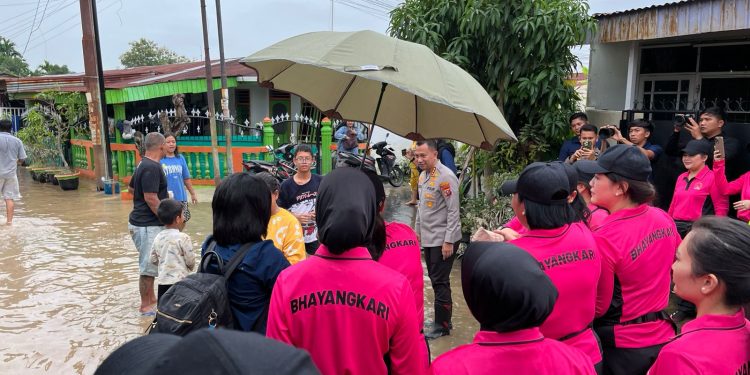 Bhayangkari Sumut dan Kota Medan Hadir di Tengah Personel yang Jadi Korban Banjir Asrama Pasar Merah