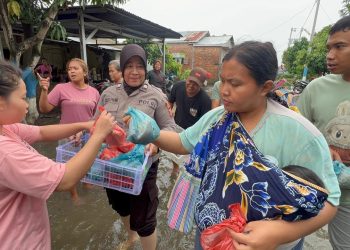 Bagikan Ribuan Bungkus Makanan, Polisi dan SPPG Bhayangkari Ringankan Warga Terdampak Banjir di Sampali