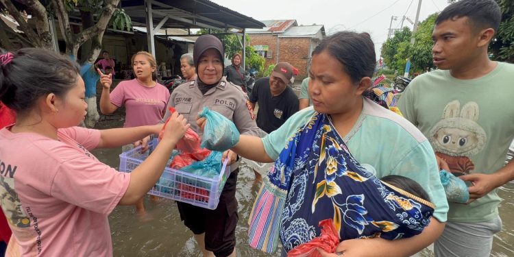 Bagikan Ribuan Bungkus Makanan, Polisi dan SPPG Bhayangkari Ringankan Warga Terdampak Banjir di Sampali