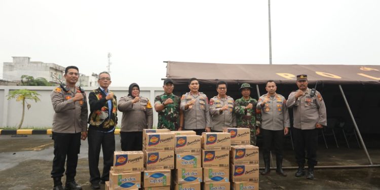 Banjir Medan: Polri Bersinergi dengan TNI dan Relawan Salurkan Bantuan