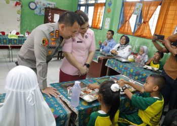 Kapolrestabes Medan Tinjau Program Makanan Bergizi Gratis, Terharu Lihat Kepedulian Siswa SDN 106162