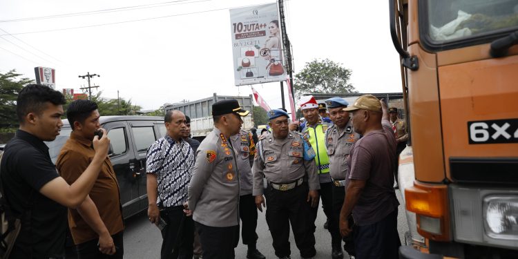 Jean Calvijn Turun ke Jalan, Hari ini Truk Langgar Pembatasan Operasionsl Ditindak Jean Calvijn Turun ke Jalan, Hari ini Truk Langgar Pembatasan Operasionsl Ditindak