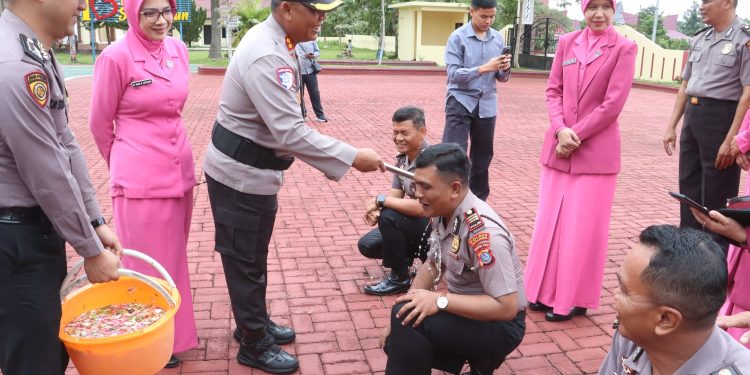49 Personel Naik Pangkat, Kapolsek Serbalawan Gunawan Sembiring Resmi Sandang AKP dan Tegaskan Komitmen Layani Masyarakat dengan Semangat Huoe Geng 49 Personel Naik Pangkat, Kapolsek Serbalawan Gunawan Sembiring Resmi Sandang AKP dan Tegaskan Komitmen Layani Masyarakat dengan Semangat Huoe Geng