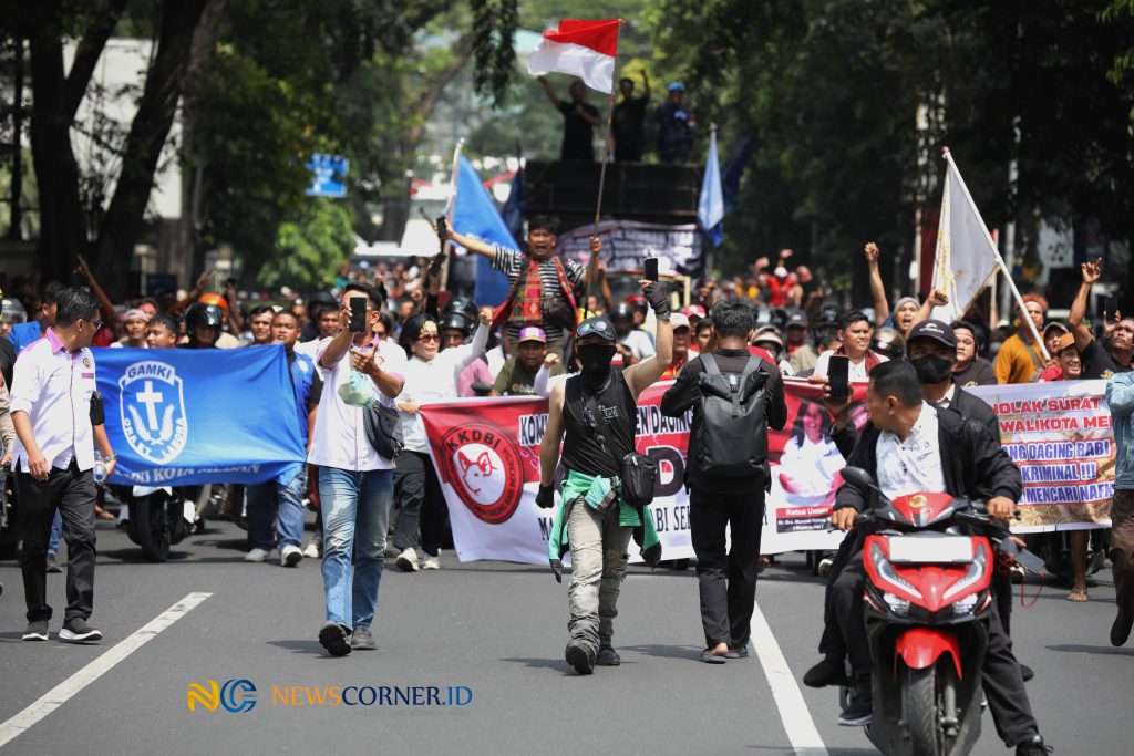 Kombes Jean Calvijn Dinginkan Massa, Pimpin Doa hingga Sampaikan Salam Apresiasi di Tengah Demo Daging Babi