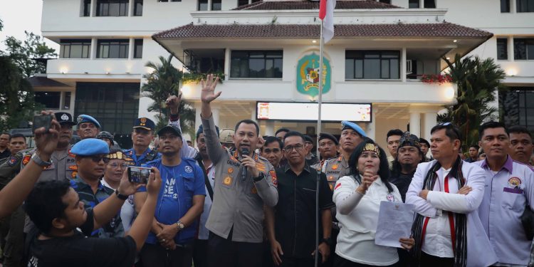 Kombes Jean Calvijn Dinginkan Massa, Pimpin Doa hingga Sampaikan Salam Apresiasi di Tengah Demo Daging Babi