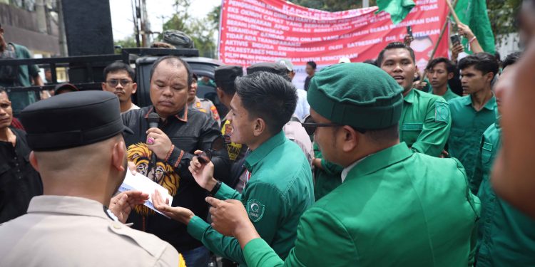 Aliansi Masyarakat Peduli Hukum Gelar Aksi Dukung Penegakan Hukum di Polrestabes Medan Aliansi Masyarakat Peduli Hukum Gelar Aksi Dukung Penegakan Hukum di Polrestabes Medan