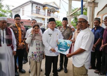 Hari Ketiga Safari Ramadhan, Wali Kota Wesly Serahkan Hibah Rp30 Juta dan Santuni Yatim di Masjid Amaliyah