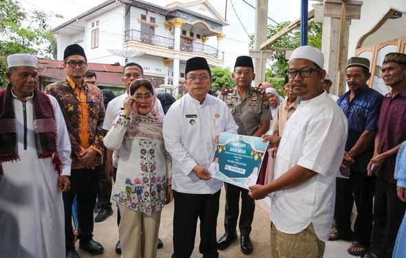 Hari Ketiga Safari Ramadhan, Wali Kota Wesly Serahkan Hibah Rp30 Juta dan Santuni Yatim di Masjid Amaliyah