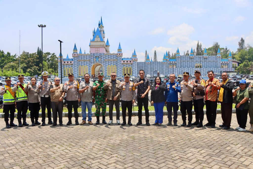 Di Tengah Libur Lebaran, Kapolrestabes Medan Hadir Menyapa dan Mengayomi Pengunjung Green Hill Di Tengah Libur Lebaran, Kapolrestabes Medan Hadir Menyapa dan Mengayomi Pengunjung Green Hill
