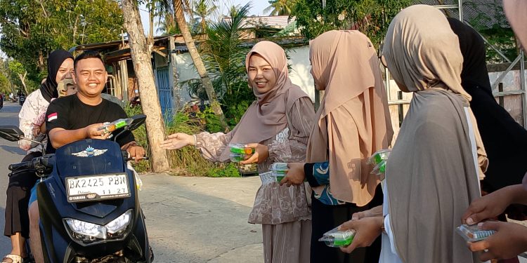 IRM Labuhan Deli Bagikan 150 Paket Takjil di Karang Gading, Lanjutkan Safari Ramadan