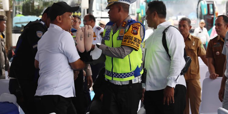 Di Tengah Pengamanan Mudik, Kompol Lengkap Siregar Utamakan Kemanusiaan Selamatkan Petugas Di Tengah Pengamanan Mudik, Kompol Lengkap Siregar Utamakan Kemanusiaan Selamatkan Petugas