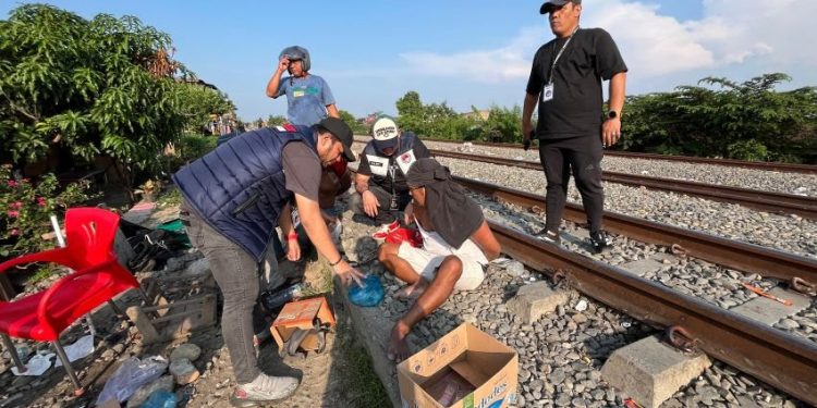 Sarang Narkoba Rel KA Tembung Digempur 4 Pelaku Diringkus, Lapak Dibumi Hanguskan Sarang Narkoba Rel KA Tembung Digempur 4 Pelaku Diringkus, Lapak Dibumi Hanguskan