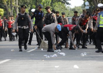 Demo Terkait PT TPL Berakhir, Polisi Ambil Alih Bersihkan Area Aksi
