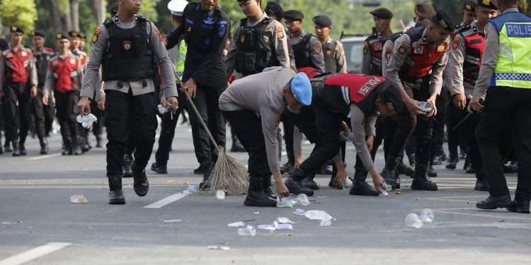 Demo Terkait PT TPL Berakhir, Polisi Ambil Alih Bersihkan Area Aksi Demo Terkait PT TPL Berakhir, Polisi Ambil Alih Bersihkan Area Aksi