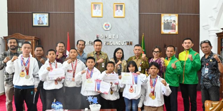 Bupati Lepas Atlet Humbahas ke Kejurnas FORKI di Jawa Barat