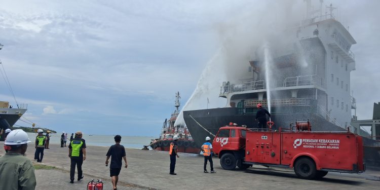 Operasional Pelabuhan Belawan Tetap Normal Usai Insiden Asap di Kapal KM Bintang Mas HSB 7 Operasional Pelabuhan Belawan Tetap Normal Usai Insiden Asap di Kapal KM Bintang Mas HSB 7