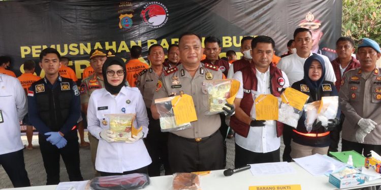 Tak Beri Ruang Narkoba, Polres Batu Bara Bekuk Pengedar dan Musnahkan 1,2 Kg Sabu Tak Beri Ruang Narkoba, Polres Batu Bara Bekuk Pengedar dan Musnahkan 1,2 Kg Sabu