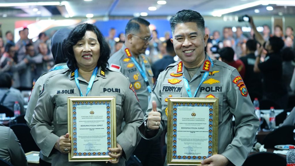 Kombes Pol Ferry Walintukan Bawa Humas Polda Sumut Raih Dua Penghargaan dari Divisi Humas Polri Kombes Pol Ferry Walintukan Bawa Humas Polda Sumut Raih Dua Penghargaan dari Divisi Humas Polri