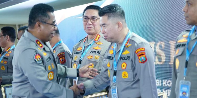 Kombes Pol Ferry Walintukan Bawa Humas Polda Sumut Raih Dua Penghargaan dari Divisi Humas Polri Kombes Pol Ferry Walintukan Bawa Humas Polda Sumut Raih Dua Penghargaan dari Divisi Humas Polri