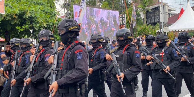 Elegan dan Tangguh, Brimob Polda Sumut Warnai HUT ke-155 Pematangsiantar dengan Profesionalisme dan Sentuhan Humanis Elegan dan Tangguh, Brimob Polda Sumut Warnai HUT ke-155 Pematangsiantar dengan Profesionalisme dan Sentuhan Humanis