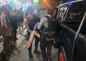 Gerak Cepat Patroli Brimob Polda Sumut Evakuasi Korban Laka Lantas di Jalan William Iskandar