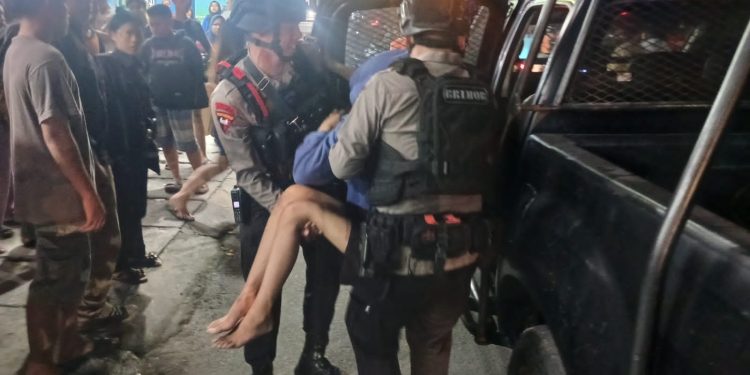Gerak Cepat Patroli Brimob Polda Sumut Evakuasi Korban Laka Lantas di Jalan William Iskandar Gerak Cepat Patroli Brimob Polda Sumut Evakuasi Korban Laka Lantas di Jalan William Iskandar